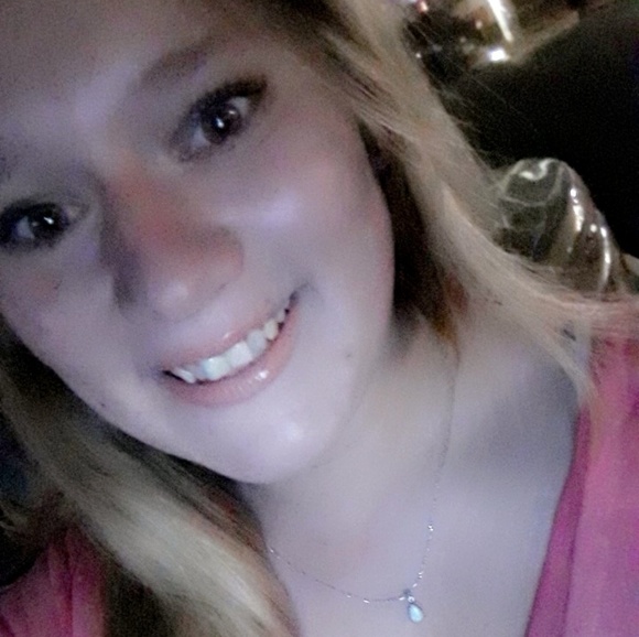 Meet your Posher, Lindsey - Picture 2 of 2